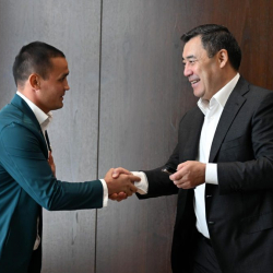 Жапаров өзбек машыктыруучусу Акмаль Хасановго унаа белек кылды