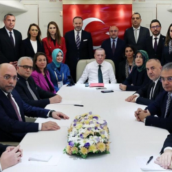 Эрдоган Татарстан Республикасынан кайтуусунда учакта журналисттерге маалымат берди