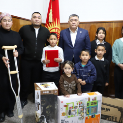 СҮРӨТ - КР УКМК төрагасы генерал-полковник К.Ташиев КР жараны Н.Нуржановага 3 бөлмөлүү батирдин ачкычын тапшырды