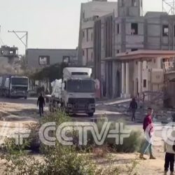 Первые грузовики с гуманитарной помощью въехали в сектор Газа в воскресенье, когда вступило в силу соглашение о прекращении огня между Израилем и ХАМАС