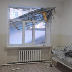 Балыкчыда катуу шамал оорукананын чатырын учуруп, 2 адам жабыркады