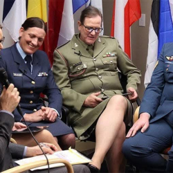 Трамп трансгендерлерди АКШ армиясынан чыгарып салды