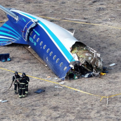 ТАСС - В корпусе упавшего борта AZAL нашли сквозные повреждения