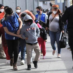 АКШ: Байдендин учурунда келген мигранттардын арыздары каралбайт