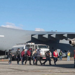 АКШ 200 мигрантты депортациялады. Алардын ичинде кыргызстандыктар да бар