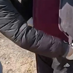 Өзүлөрүн милиция кызматкери деп атап, акча талап кылган шектүүлөр кармалды