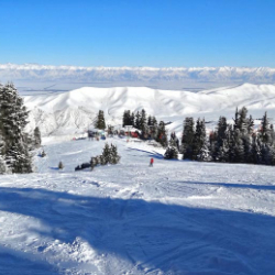 В Караколе иностранец на сноуборде столкнулся с приятелем и скончался