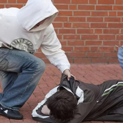 Өзгөндө окуучулар мушташып, бирөө ооруканага түшкөн