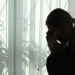 Суицид темасын ЖМКда кантип туура чагылдыруу керек? Доценттен кеңеш