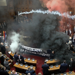 Сербия парламентинде башаламандык болду