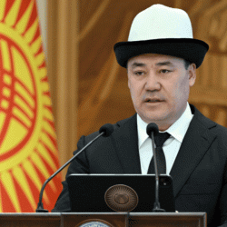 Бүгүнкү күндө 37 чакан ГЭС курулууда. Курулуш иштерине тоскоол болбогула – Садыр Жапаров