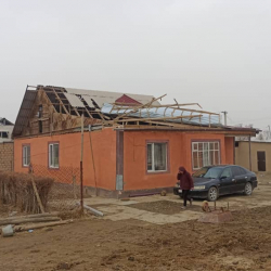 Нарында катуу шамал үйлөрдүн чатырын учурду