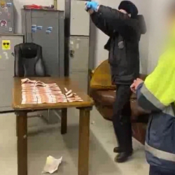 Кыргызстанга учуп келе жаткан аялдын чемоданынан 200 миң рубль уурдалган