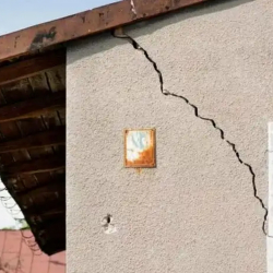 Жер титирөөдөн Таласта 17 үйдүн дубалдарынан майда жарака кетти