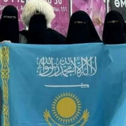 В Казахстане завели дело из-за фото женщин в никабах с видоизмененным флагом страны