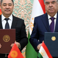 Жапаров менен Рахмон Ратификациялык грамоталар менен алмашуу жөнүндө протоколго кол коюшту