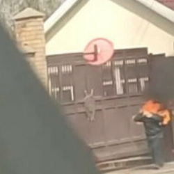 Бишкекте Башкы прокуратуранын жанында бир адам өзүн-өзү өрттөдү