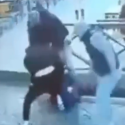 3 жигит бирөөнү сабап, бычактаган видео боюнча милиция маалымат берди