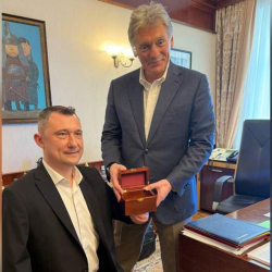 Путин Улуу Ата Мекендик согуштун баатырларына эстеликке советтик тыйындарды тапшырды