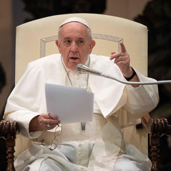 Рим папасы катуу оорудан кийин эл алдына чыкты