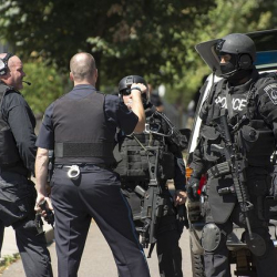 Нью-Иоркто эркек киши мясник бычагы менен балдарга кол салды