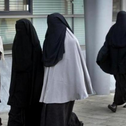 Кыргызстанда адамдын жүзүн чүмбөтөп жүрүүгө тыюу салуу боюнча түшүндүрүү иштери жүрүүдө