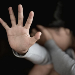 Өгөй ата 15 жаштагы кызын 2 жылдан ашуун убакыт зордуктап жүргөнү айтылды