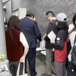 Япон карыянын окуясы: Ага эң кымбат кыргыз балын белекке беришти