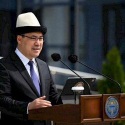 Президент поздравил кыргызстанцев с Днем Конституции КР