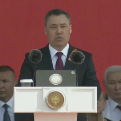 Садыр Жапаров поздравил кыргызстанцев с 80-й годовщиной Победы в ВОВ