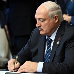 Лукашенко в честь Дня Победы помиловал 42 осуждённых за экстремизм