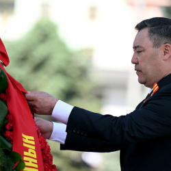 Президент поздравил кыргызстанцев с Днем Победы в Великой Отечественной войне