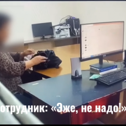 «Чай ичесиң». Бишкекте аял милиция кызматкерине 10 миң сом берип жаткан жеринен кармалды