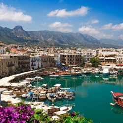 Турист был найден без сознания в бассейне отеля на Кипре и не выжил