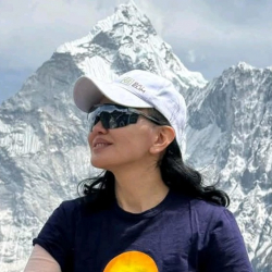 Кыргызстандык дагы бир айым Эверестти багындырды