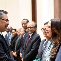 Садыр Жапаров принял постоянных представителей иностранных государств при ООН