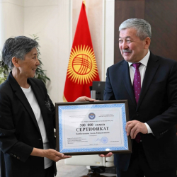 Касымалиев Эверестти багындырган Асел Байбагышевага 500 миң сомдук сертификат берди