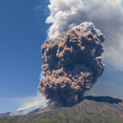 Вулкан Этна на Сицилии выбросил облако пепла на высоту 6,5 км