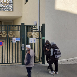 Во Франции мужчина украл Коран из мечети и поджёг его у входа