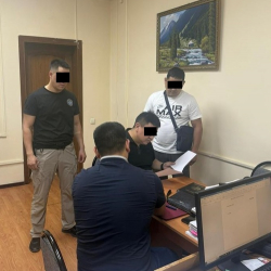 В Бишкеке задержаны милиционер и помощник прокурора