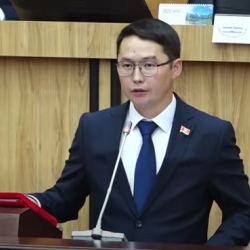 Айжигитовдун ордуна келген депутат ант берди