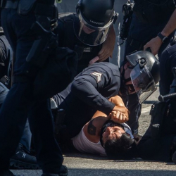 В Лос-Анджелесе ввели комендантский час на фоне протестов