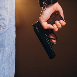 Жалал-Абадда кыз талашып, тапанча менен коркуткандар кармалды