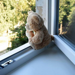 В Бишкеке двухлетний ребенок выпал из окна 14-го этажа