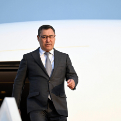 Садыр Жапаров полетит в Азербайджан на саммит Организации экономического сотрудничества