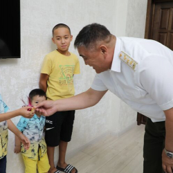 Председатель ГКНБ подарил двухкомнатную квартиру матери шестерых детей