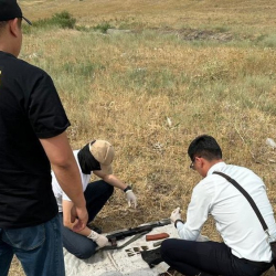 Бишкектин четинде «Калашников» автоматы, ок жана балаклава табылды