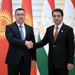 Садыр Жапаров провел переговоры со спикером парламента Таджикистана Рустами Эмомали