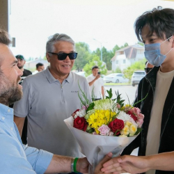 Казак ырчысы Димаш Кудайберген Ысык-Көлгө келди