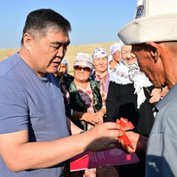 Ташиев классташына үй салып берди